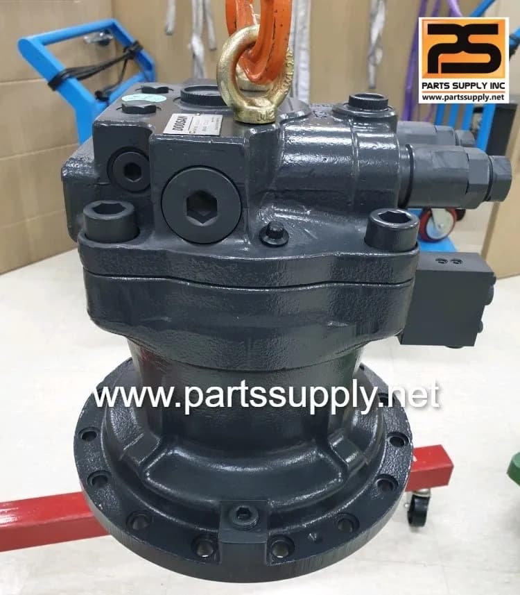 motor de giro Doosan para excavadora suspendido en almacén