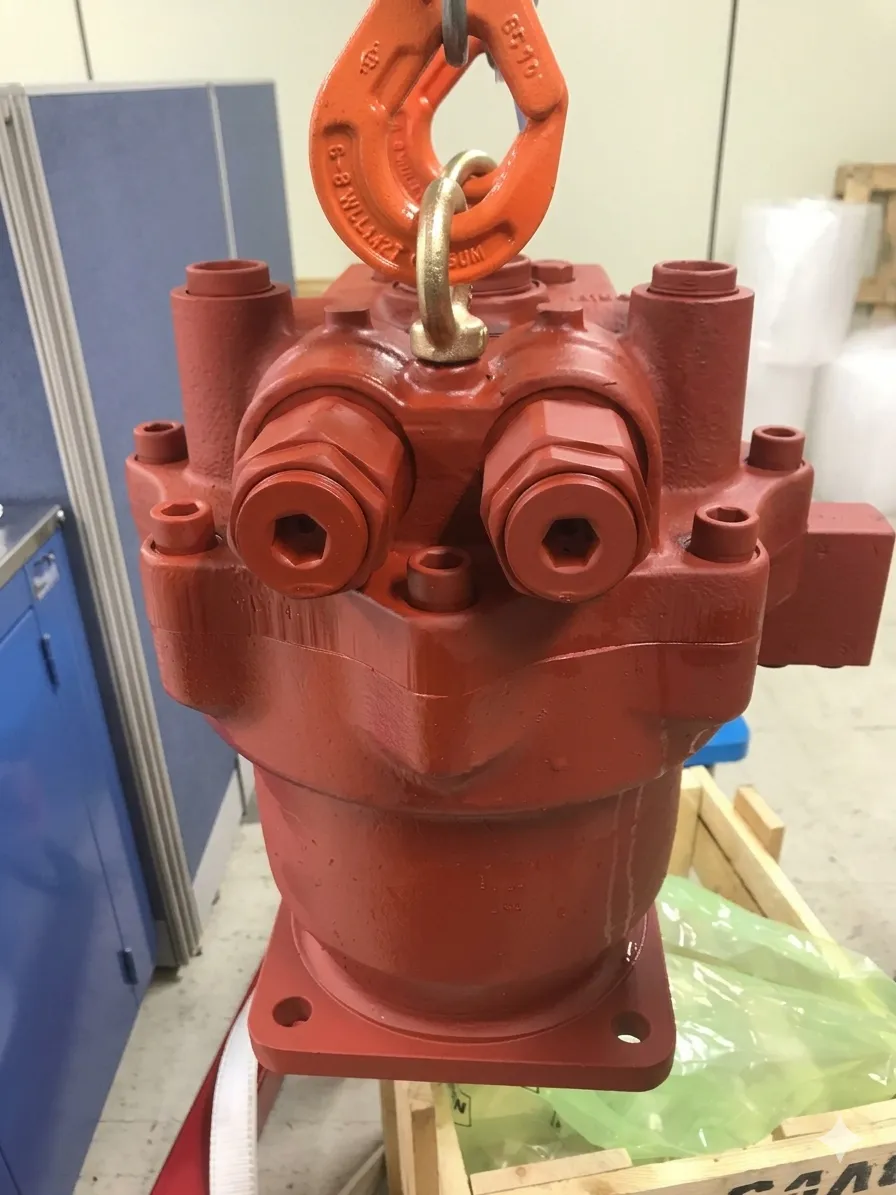 motor de giro Doosan rojo suspendido con gancho de izaje