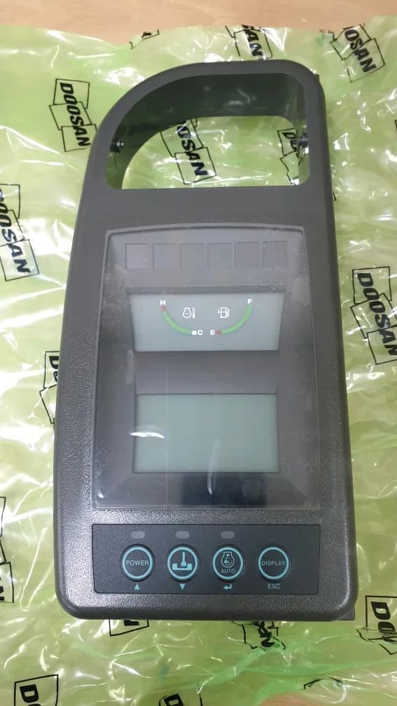 panel de instrumentos Doosan 300426-0008A con indicadores analógicos y pantalla LCD